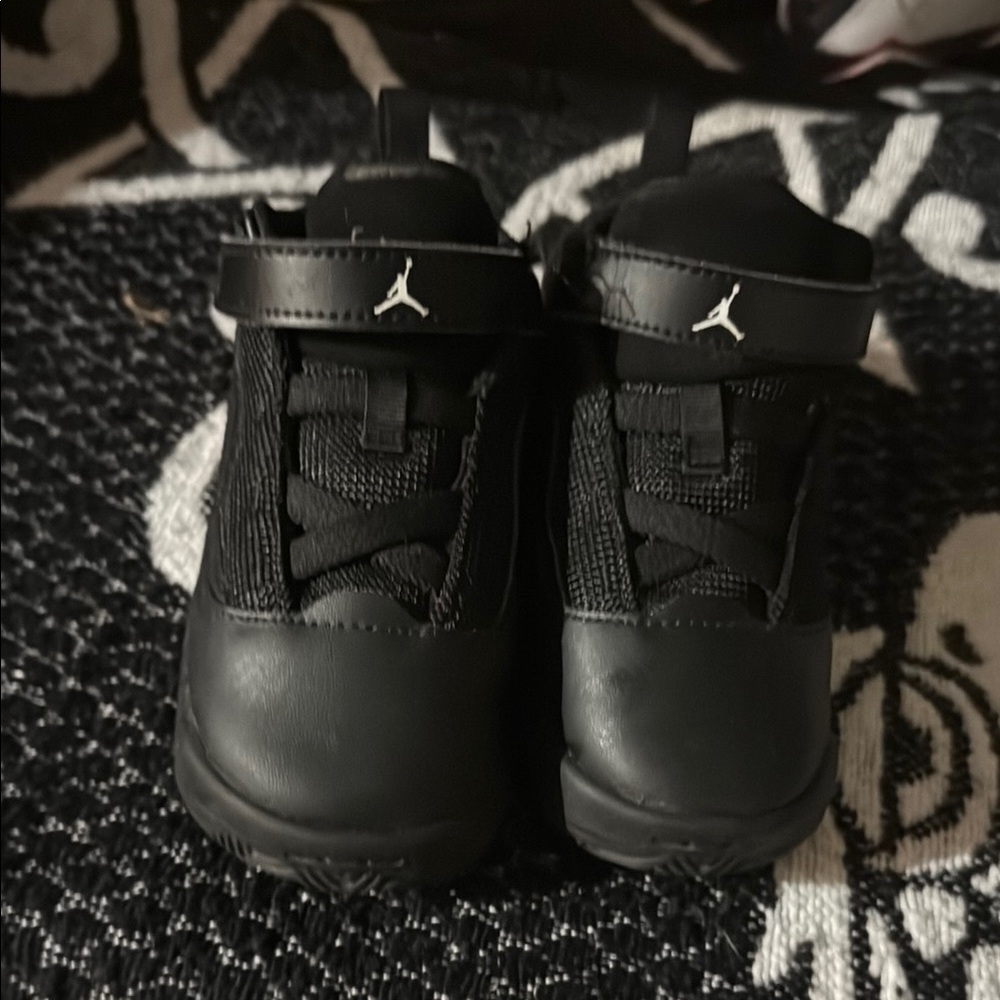 Jordan Black Sneakers Classic Low-Top Design